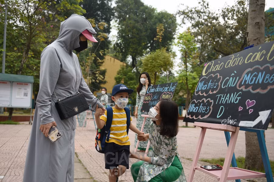 Trò vui, cô mừng trong ngày đầu tiên trẻ mầm non tới trường ảnh 6