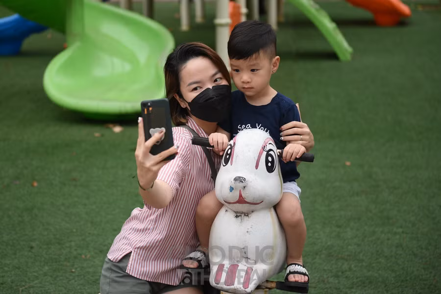 Nhiều phụ huynh đã tranh thủ chụp cùng con em mình trước khi vào lớp học.