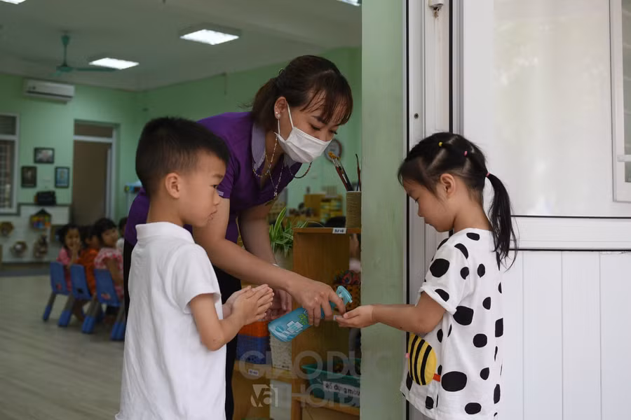 Trước khi vào lớp các em sẽ được rửa tay sát khuẩn, đo thân nhiệt theo đúng kịch bản nhà trường tập huấn cho các giáo viên.