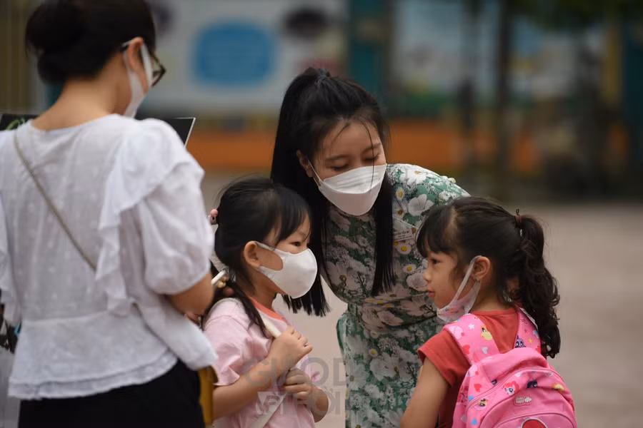 Rất nhiều em rất vui mừng khi nhận ra cô giáo của mình.