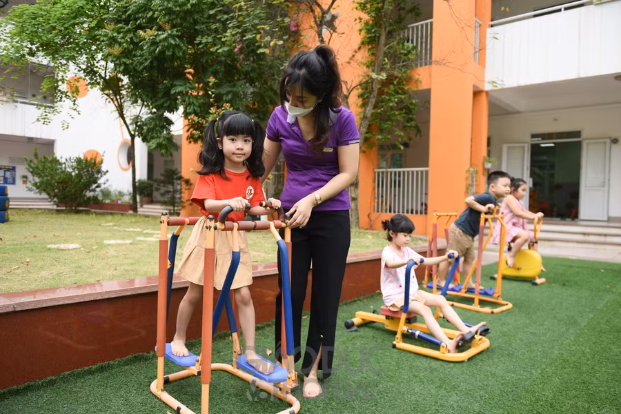 Cùng với đó, những tiết học hoạt động ngoài trời diễn ra vui vẻ.