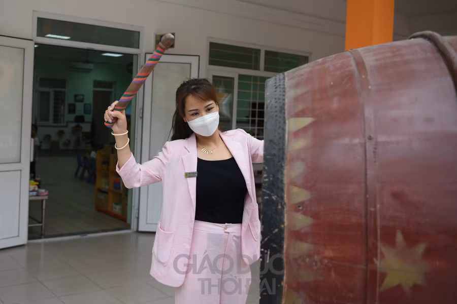 Cô Phạm Thị Hồng Ngọc Phó hiệu trưởng trường Mầm non Kim Liên đánh tiếng trống vào lớp đầu tiên sau thời gian dài học sinh tạm dừng đến trường do ảnh hưởng của dịch bệnh Covid-19.