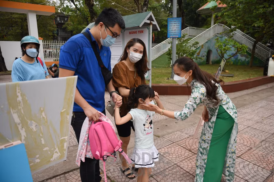 Trò vui, cô mừng trong ngày đầu tiên trẻ mầm non tới trường ảnh 4