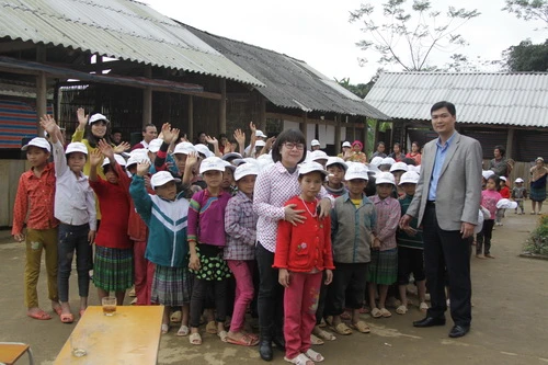 Tặng quà Tết cho thầy, trò vùng cao