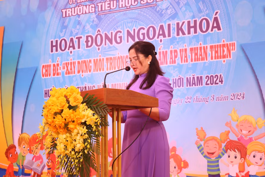 Cô Nguyễn Thị Phương Thảo, Hiệu trưởng Trường Tiểu học số 2 Bắc Lý phát biểu tại chương trình.