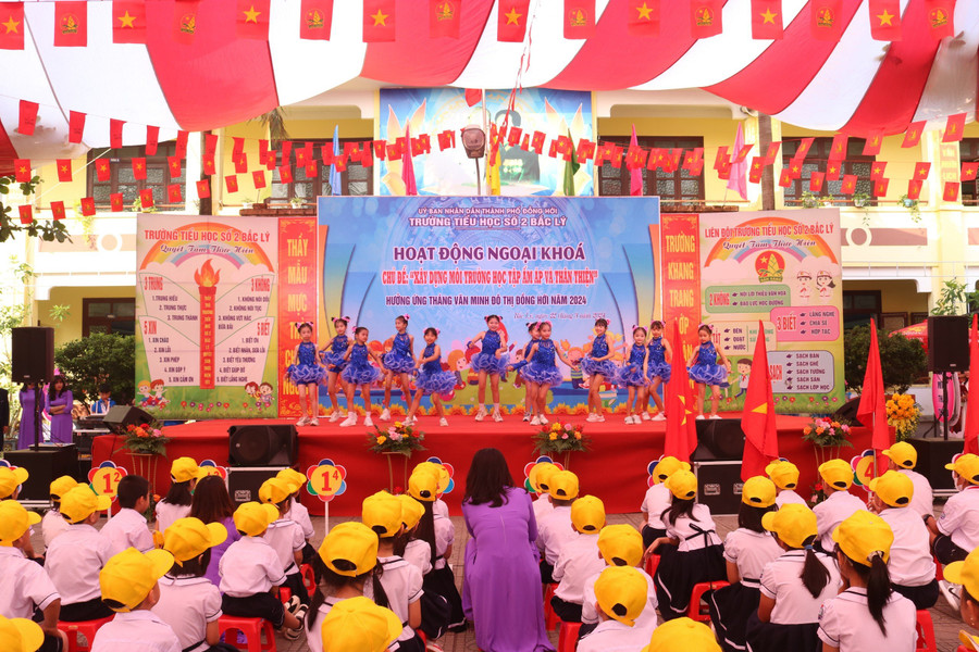 Học sinh trình bày hoạt cảnh “Cổng trường an toàn giao thông”. Học sinh trình bày hoạt cảnh “Cổng trường an toàn giao thông”.