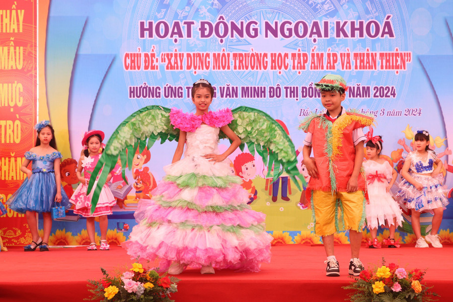 Học sinh trình diễn thời trang tái chế. Học sinh trình diễn thời trang tái chế.