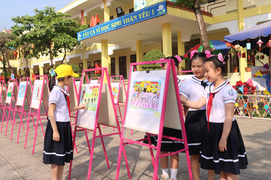 90 bức tranh với nhiều thông điệp tích cực được trưng bày tại trường. 90 bức tranh với nhiều thông điệp tích cực được trưng bày tại trường.