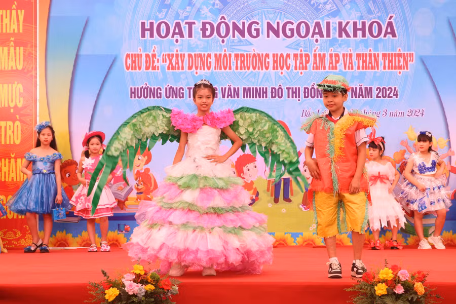 Học sinh trình diễn thời trang tái chế.