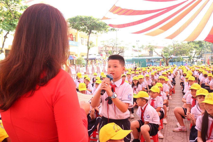 Học sinh Hoàng Thần Đồng trả lời câu hỏi của cô giáo. Học sinh Hoàng Thần Đồng trả lời câu hỏi của cô giáo.