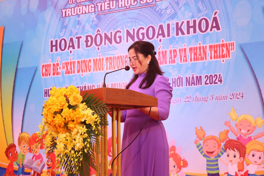 Cô Nguyễn Thị Phương Thảo, Hiệu trưởng Trường Tiểu học số 2 Bắc Lý phát biểu tại chương trình. Cô Nguyễn Thị Phương Thảo, Hiệu trưởng Trường Tiểu học số 2 Bắc Lý phát biểu tại chương trình.