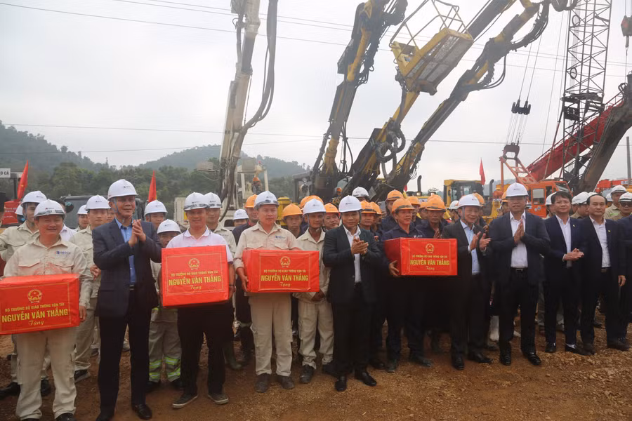 Bộ trưởng GTVT Nguyễn Văn Thắng và lãnh đạo tỉnh Quảng Bình tặng quà động viên công nhân thi công công trình.