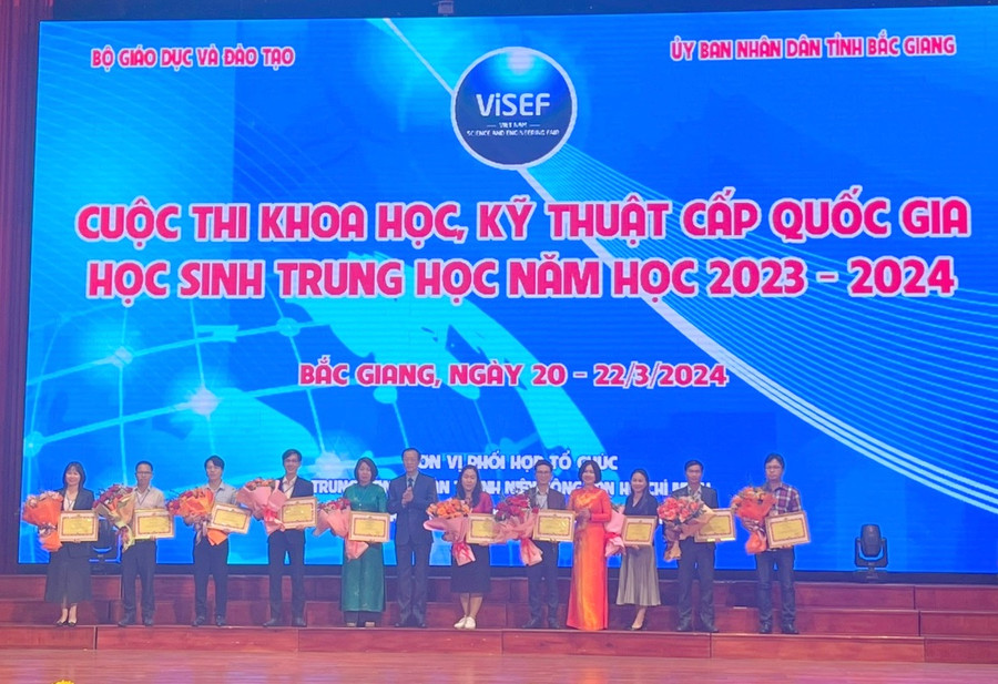 Ban tổ chức tặng Bằng khen cho giáo viên hướng dẫn. Ban tổ chức tặng Bằng khen cho giáo viên hướng dẫn.