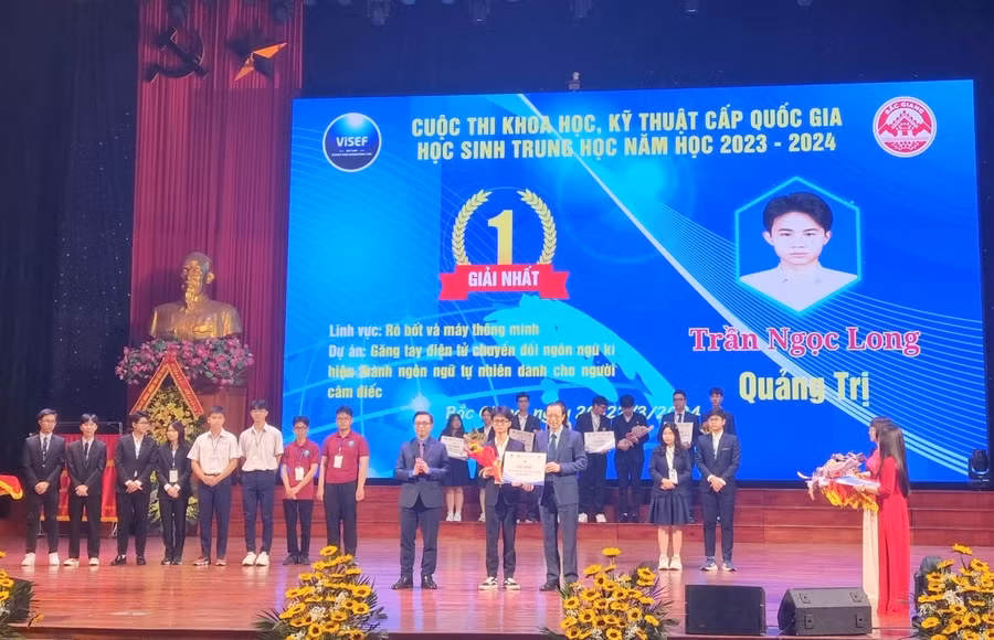 Dự án của em Trần Ngọc Long được trao giải nhất tại cuộc thi KHKT quốc gia.