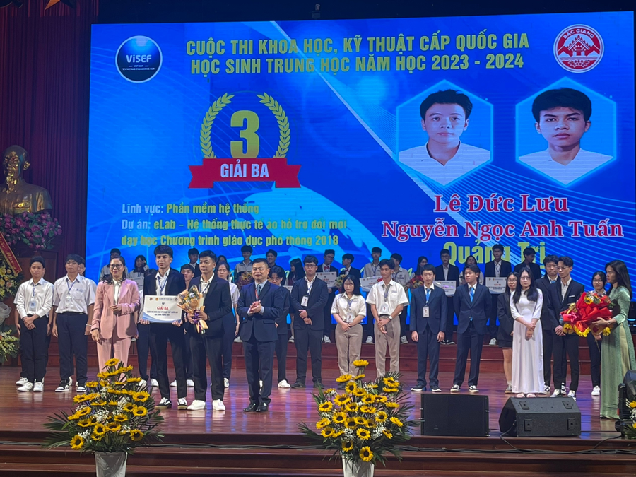 Dự án “eLab- Hệ thống giáo dục thực tế ảo hỗ trợ đổi mới dạy học Chương trình Giáo dục phổ thông 2018” được trao giải Ba. Dự án “eLab- Hệ thống giáo dục thực tế ảo hỗ trợ đổi mới dạy học Chương trình Giáo dục phổ thông 2018” được trao giải Ba.