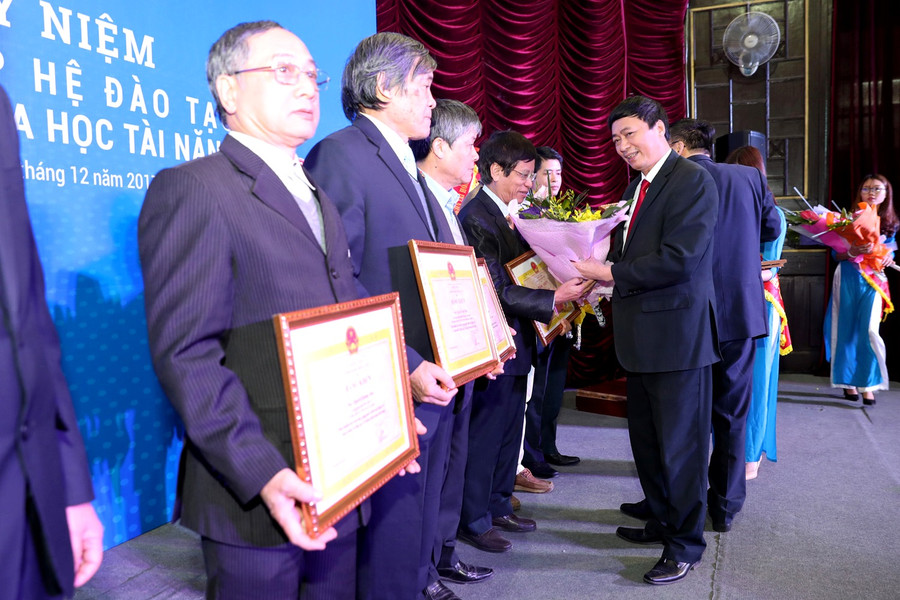 PGS.TS Nguyễn Văn Nội - Hiệu trưởng nhà trường tri ân các thế hệ lãnh đạo PGS.TS Nguyễn Văn Nội - Hiệu trưởng nhà trường tri ân các thế hệ lãnh đạo