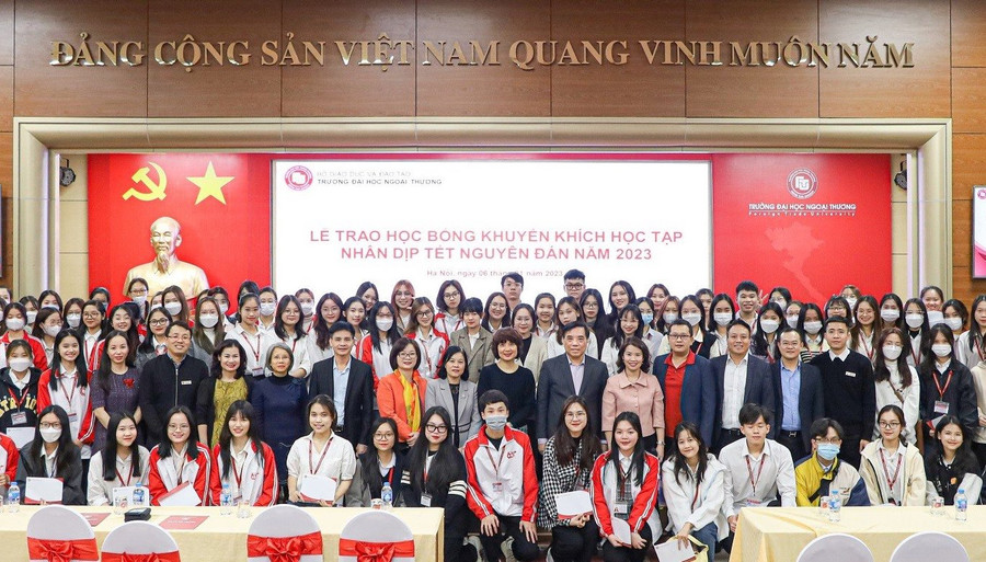 Các sinh viên có hoàn cảnh khó khăn và lãnh đạo nhà trường trong lễ trao học bổng.