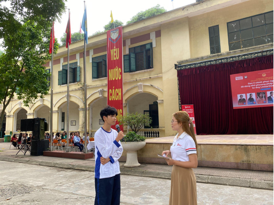 Các bạn học sinh Trường THPT Chu Văn An đưa ra các câu trả lời cực kỳ thông minh. Các bạn học sinh Trường THPT Chu Văn An đưa ra các câu trả lời cực kỳ thông minh.