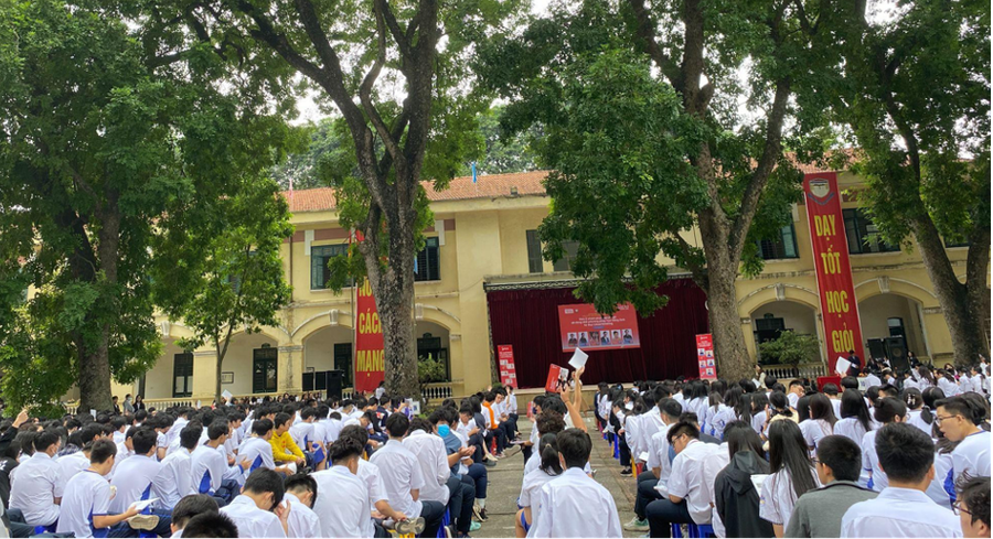 Không khí sôi nổi tại THPT Chu Văn An ngay từ những phút đầu của chương trình hướng nghiệp. Không khí sôi nổi tại THPT Chu Văn An ngay từ những phút đầu của chương trình hướng nghiệp.