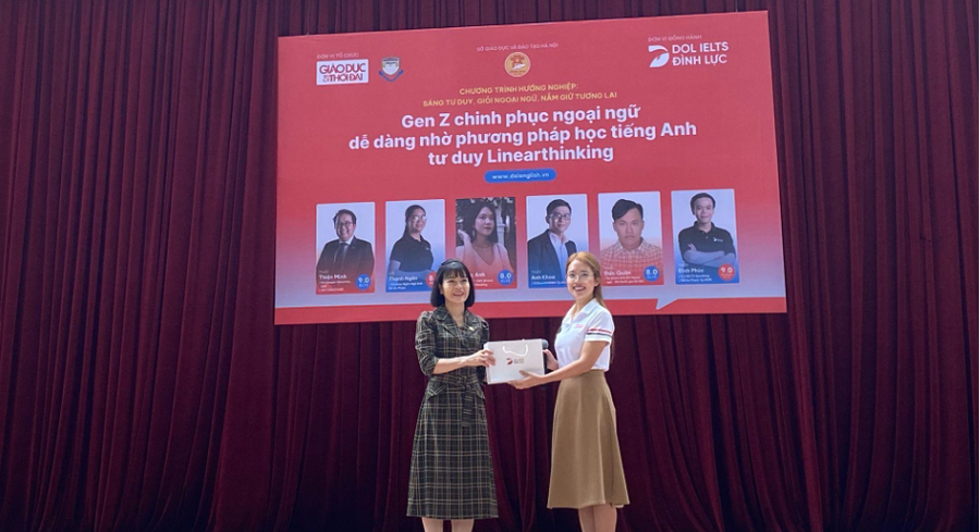 Đại diện DOL English cùng Ban Giám Hiệu trường THPT Chu Văn An. Đại diện DOL English cùng Ban Giám Hiệu trường THPT Chu Văn An.