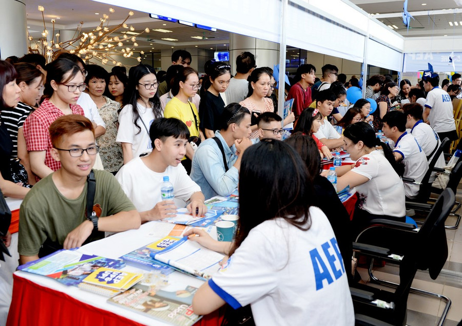 Đông đảo thí sinh và phụ huynh tham dự Ngày hội Tư vấn tuyển sinh