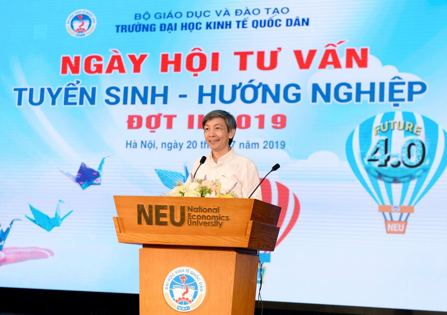 PGS-TS Bùi Đức Triệu giải đáp các câu hỏi của thí sinh