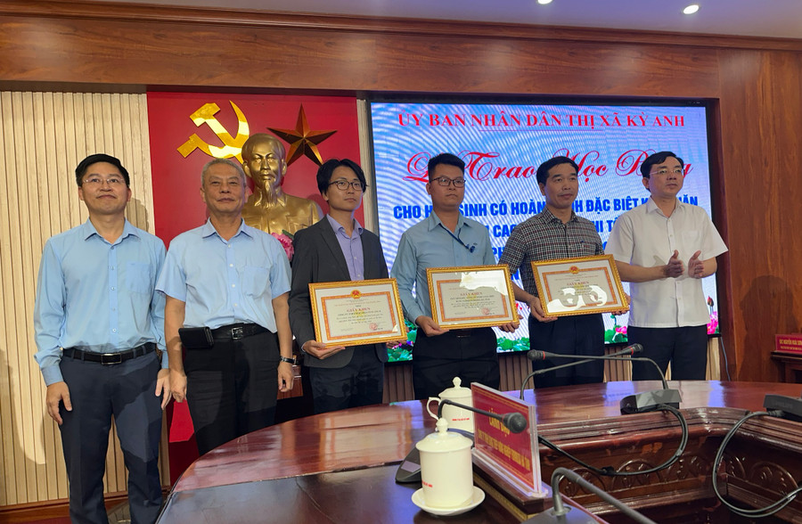 UBND thị xã Kỳ Anh tặng giấy khen cho Quỹ Minh Đức.