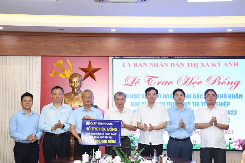 Quỹ Minh Đức trao tặng học bổng hỗ trợ học sinh có hoàn cảnh khó khăn vào đại học.