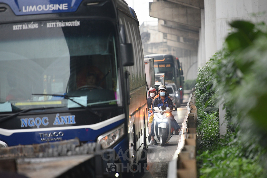Tại nhiều ngã tư hàng dài các phương tiện nối đuôi nhau.