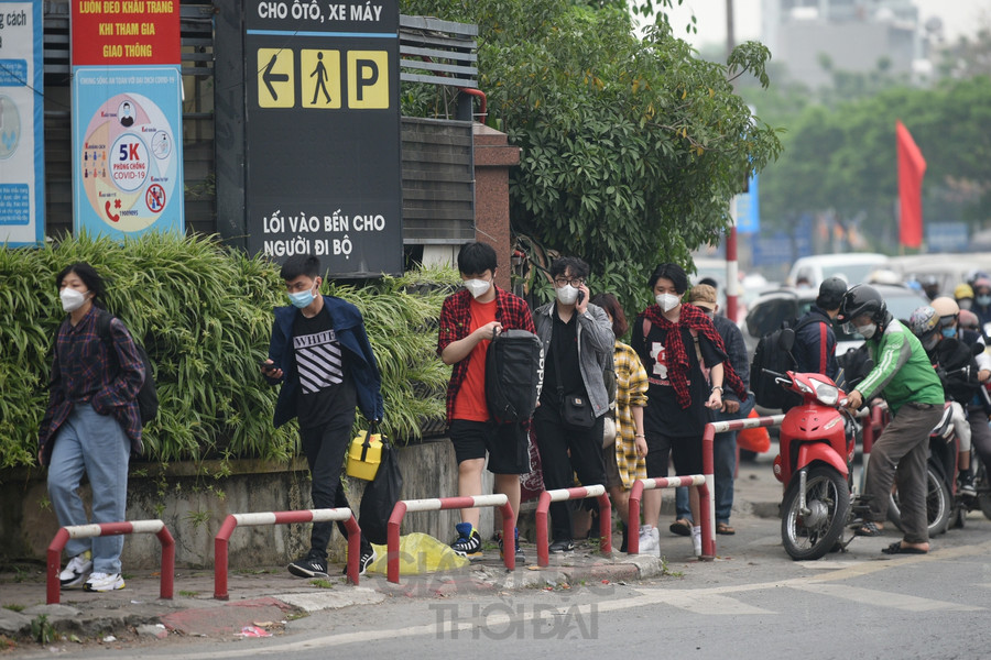 Tại khu vực bến xe Nước Ngầm lượng phương tiện tăng đột biến, khiến các phương tiện phải di chuyển chậm.