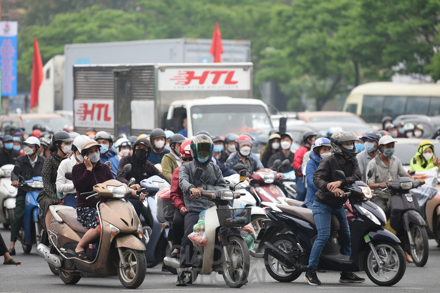 Người dân đổ về Thủ đô sau kỳ nghỉ lễ, nhiều tuyến đường ùn tắc kéo dài ảnh 4