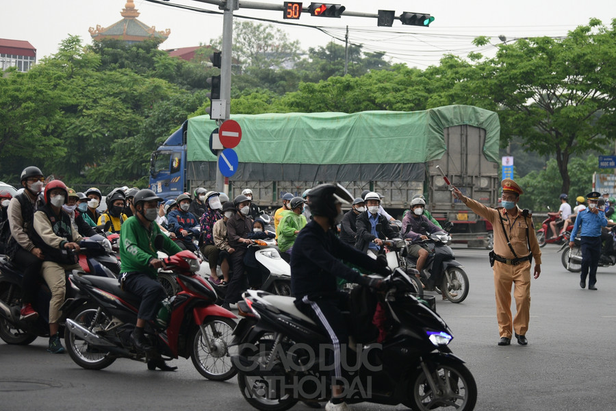 Người dân đổ về Thủ đô sau kỳ nghỉ lễ, nhiều tuyến đường ùn tắc kéo dài ảnh 2