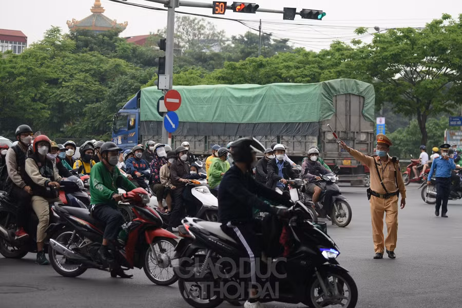 Người dân đổ về Thủ đô sau kỳ nghỉ lễ, nhiều tuyến đường ùn tắc kéo dài ảnh 2