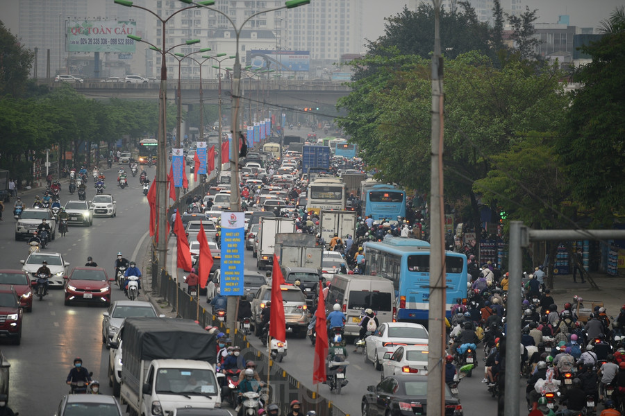 Tại tuyến đường 1A cũ, lượng phương tiện di chuyển về hướng nội thành Hà Nội càng về chiều tối càng đông hơn.