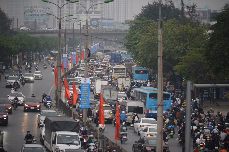 Tại tuyến đường 1A cũ, lượng phương tiện di chuyển về hướng nội thành Hà Nội càng về chiều tối càng đông hơn.