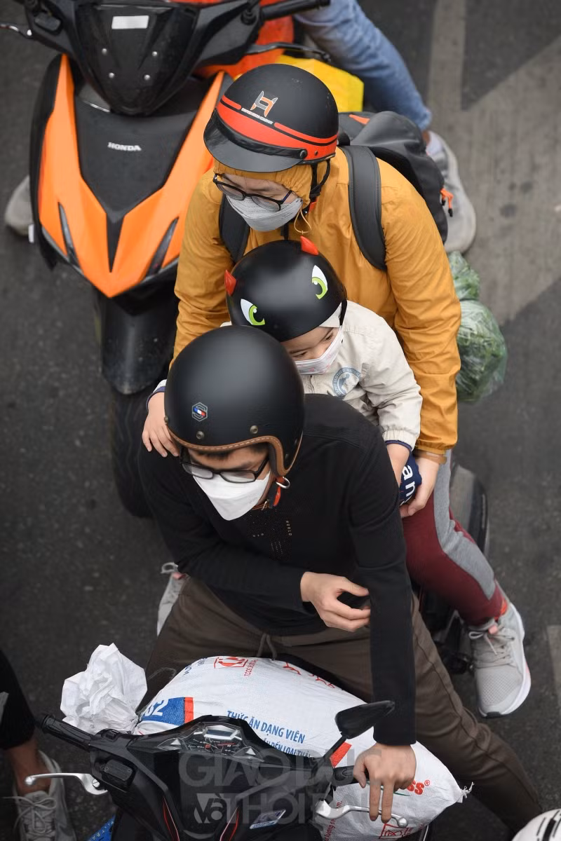 Nhiều người khi dừng đèn đỏ đã không giấu được sự mệt mỏi.