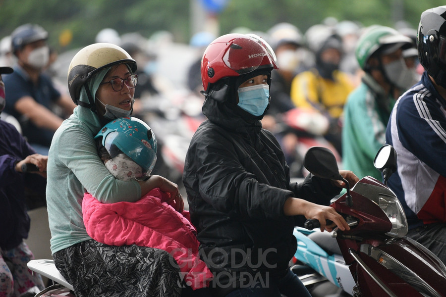 Nhiều trẻ nhỏ do phải đi một quãng đường dài nên đã ngủ gục sau xe.