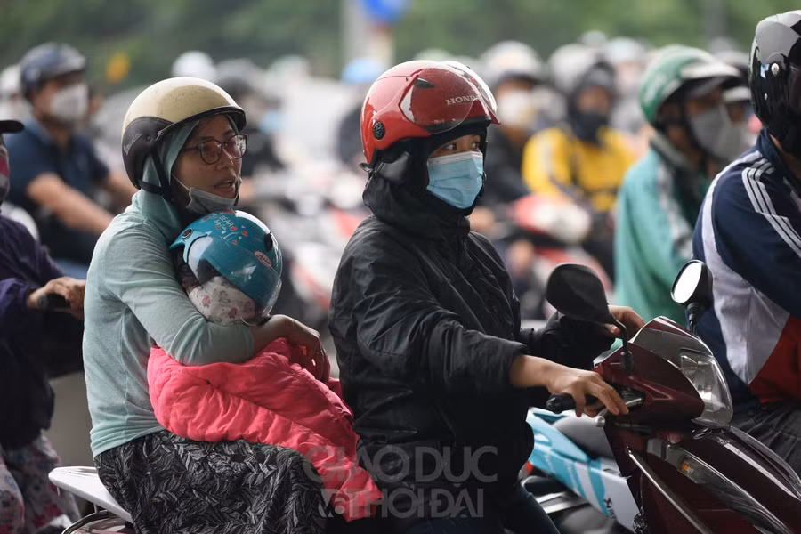 Nhiều trẻ nhỏ do phải đi một quãng đường dài nên đã ngủ gục sau xe.