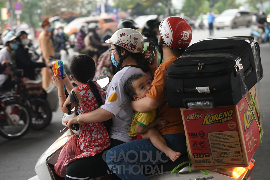 Nhiều người dân đã lựa chọn phương tiện cá nhân để di chuyển lên nên đồ đạc được chằng buộc lỉnh kỉnh sau xe.