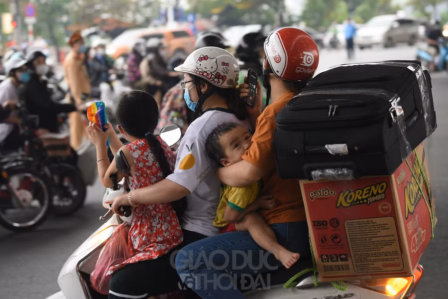 Nhiều người dân đã lựa chọn phương tiện cá nhân để di chuyển lên nên đồ đạc được chằng buộc lỉnh kỉnh sau xe.