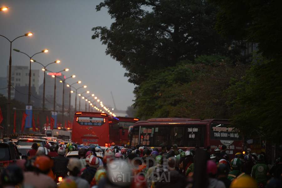 Phía bên ngoài bến xe, lượng phương tiện đông hơn, các phương tiện phải di chuyển chậm chạp.