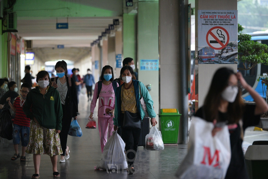 Tại bến xe Giáp Bát lượng khách không đông, người dân ai nấy đều tay xách nách mang nhiều đồ đạc từ quê lên.