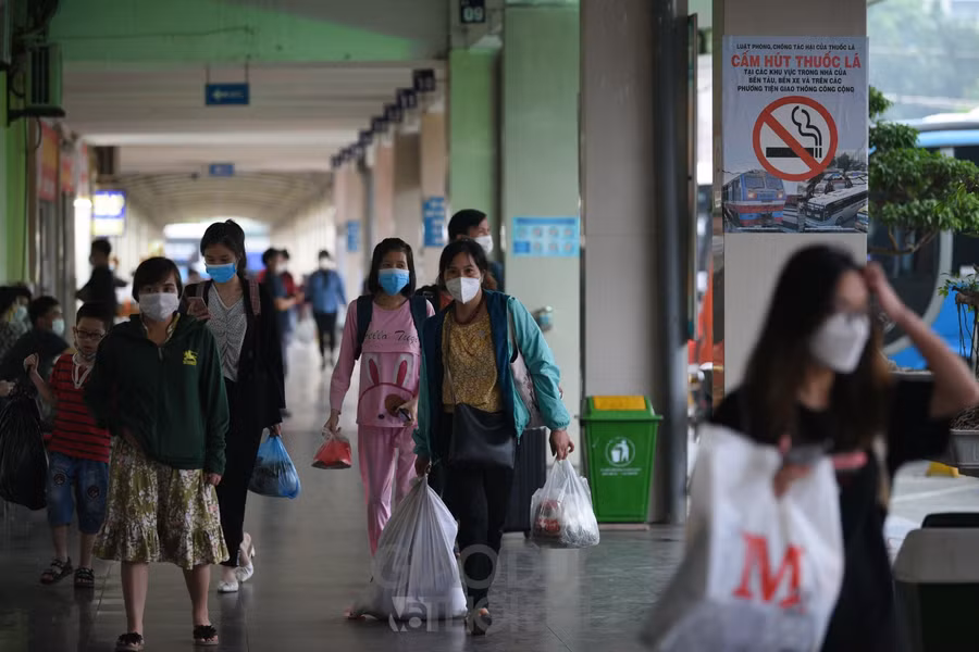 Tại bến xe Giáp Bát lượng khách không đông, người dân ai nấy đều tay xách nách mang nhiều đồ đạc từ quê lên.