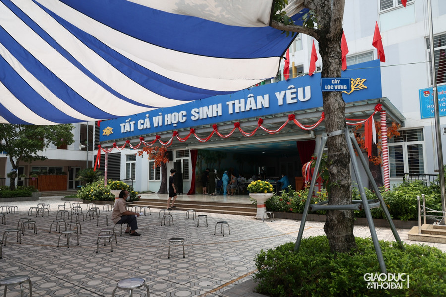 Bác sĩ Lê Thị Bích Ngọc, Trưởng Trạm y tế phường Kim Giang cho biết, chức năng chính của Trạm Y tế lưu động là quản lý, theo dõi, hỗ trợ các trường hợp F1, F2 đang cách ly tại nhà và chăm sóc sức khỏe người dân trên địa bàn (bên cạnh trạm y tế đang có sẵn), bởi vậy nên có lúc đường dây nóng ở Trạm hoạt động xuyên đêm.