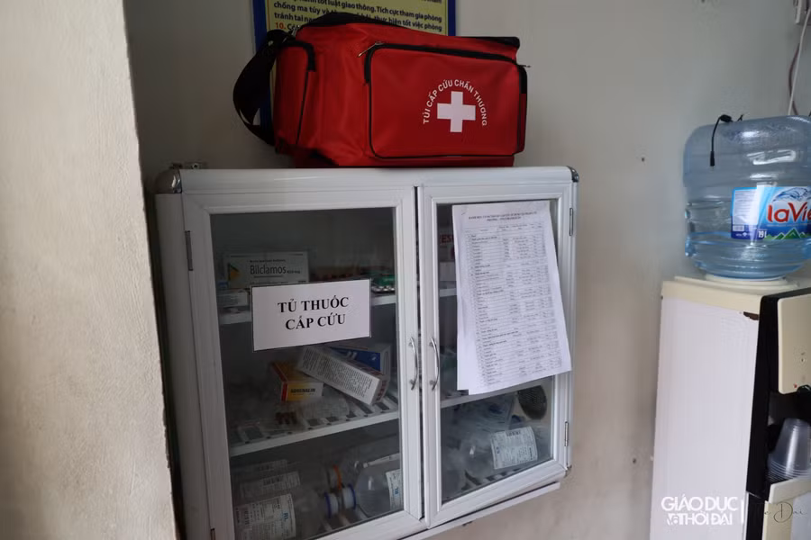 Trạm Y tế lưu động cũng thực hiện khám bệnh, sơ cấp cứu các bệnh thông thường khác để bảo đảm người dân trong vùng dịch vẫn được tiếp cận với các dịch vụ chăm sóc sức khỏe cơ bản kịp thời nhất, phù hợp với bối cảnh dịch bênh hiện nay