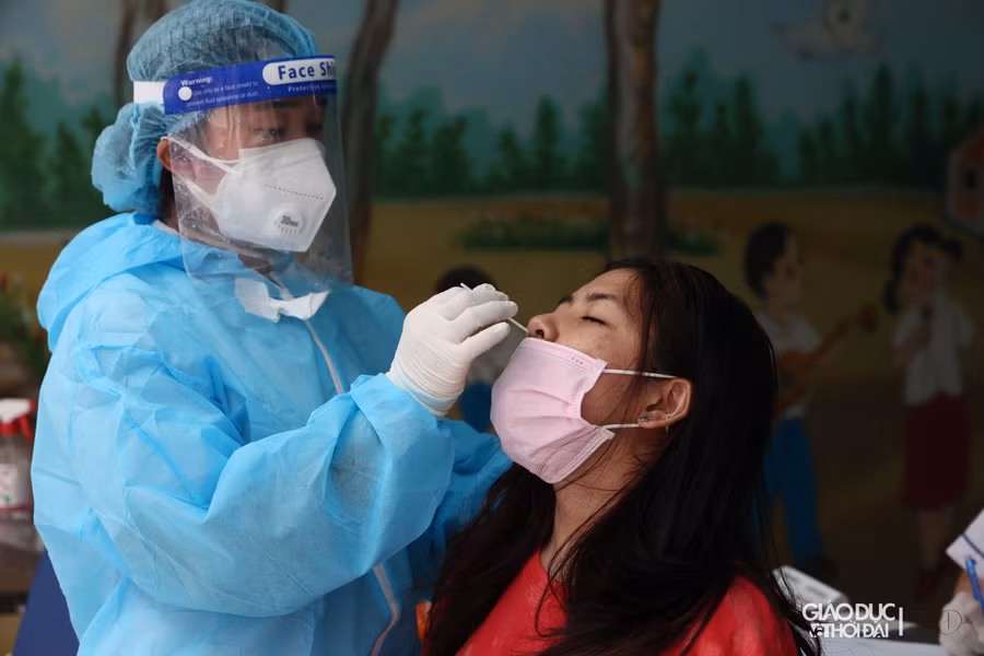 Trước đó, nhằm tăng cường công tác phòng, chống dịch trên địa bàn, ngày 8/9, UBND quận Thanh Xuân đã ban hành Quyết định số 1985/QĐ-UBND về việc thành lập Trạm Y tế lưu động và Quyết định số 1986/QĐ-UBND về việc ban hành Quy chế hoạt động Trạm Y tế lưu động trên 11 phường.