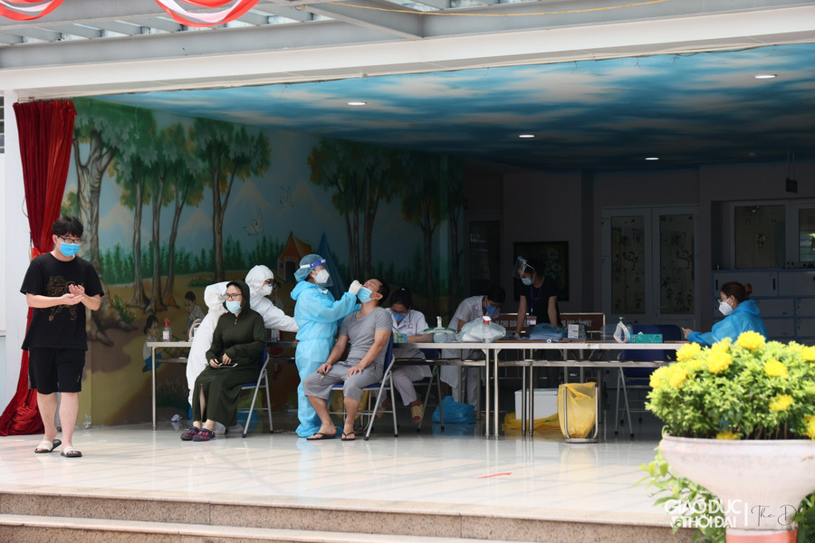 Bà Trần Thị Nga, Chủ tịch UBND phường Kim Giang, quận Thanh Xuân cho biết, Trạm Y tế phường luôn có 5 nhân viên y tế và đội ngũ hỗ trợ từ các lực lượng như: Tình nguyện viên, Hội Phụ nữ, Đoàn thanh niên… tham gia hỗ trợ, hướng dẫn tận tình các kiến thức y tế cho người dân.