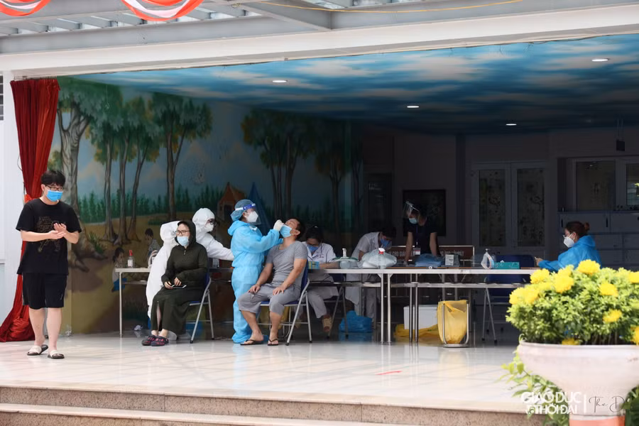 Bà Trần Thị Nga, Chủ tịch UBND phường Kim Giang, quận Thanh Xuân cho biết, Trạm Y tế phường luôn có 5 nhân viên y tế và đội ngũ hỗ trợ từ các lực lượng như: Tình nguyện viên, Hội Phụ nữ, Đoàn thanh niên… tham gia hỗ trợ, hướng dẫn tận tình các kiến thức y tế cho người dân.