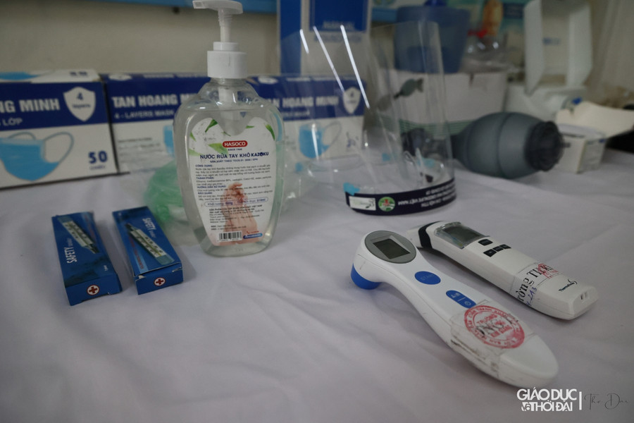 Ngoài xử lý các bệnh thông thường, trạm y tế lưu động còn được trang bị thiết bị điều trị Covid-19.