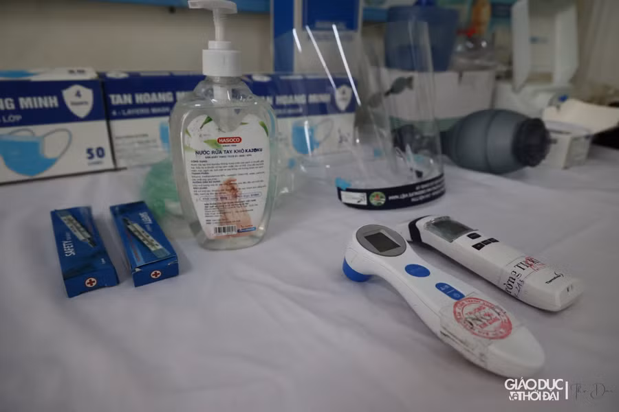 Ngoài xử lý các bệnh thông thường, trạm y tế lưu động còn được trang bị thiết bị điều trị Covid-19.